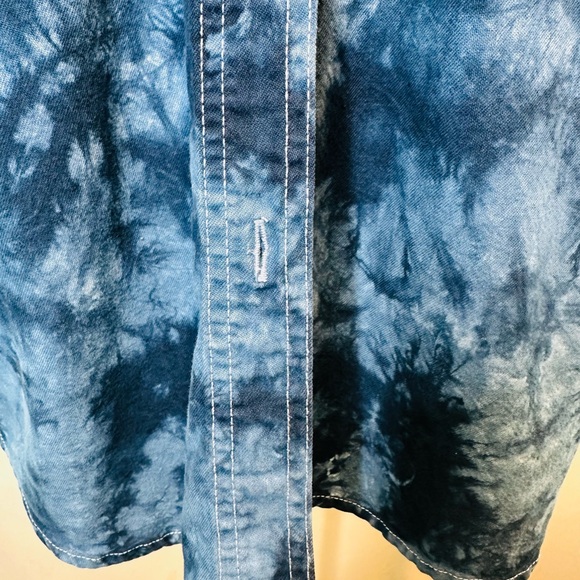 The Dye 2 Dye 4 Fettucini Blue Tie-Dye Shirt with Heart Detail Size Medium - Picture 8 of 11